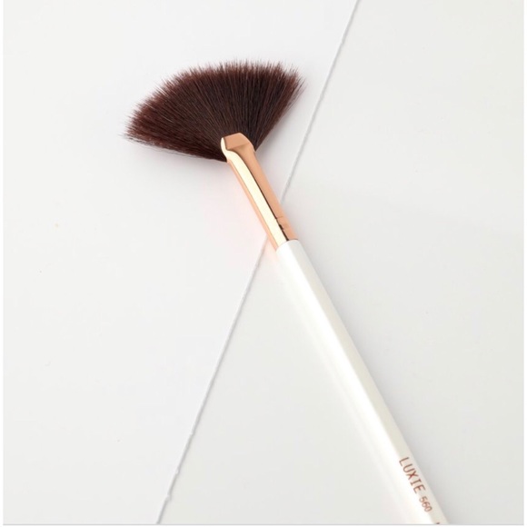 LUXIE 560 MEDIUM FAN BRUSH-FLAWLESS - Picture 6 of 9
